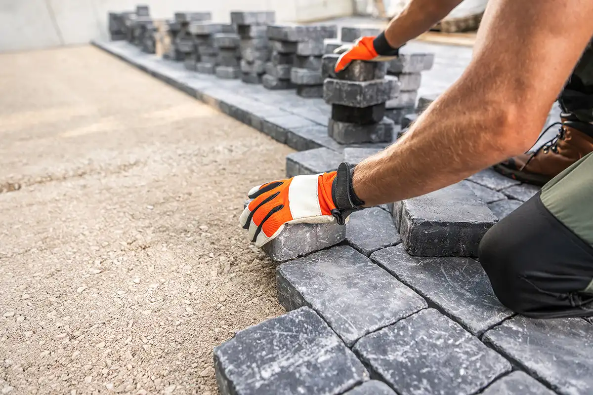 Arbeiter beim Verlegen von Pflastersteinen Arbeiter beim Verlegen von Pflastersteinen