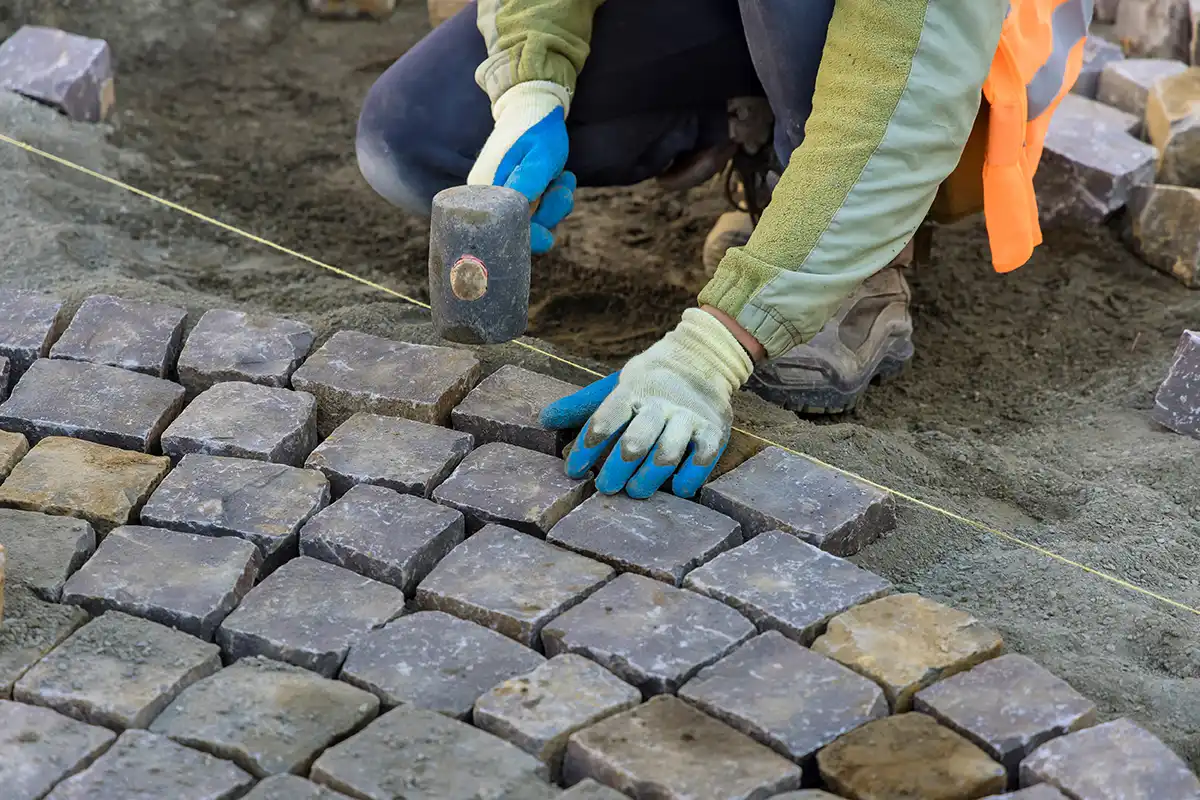 Mann arbeitet an Ziegelweg Mann arbeitet an Ziegelweg