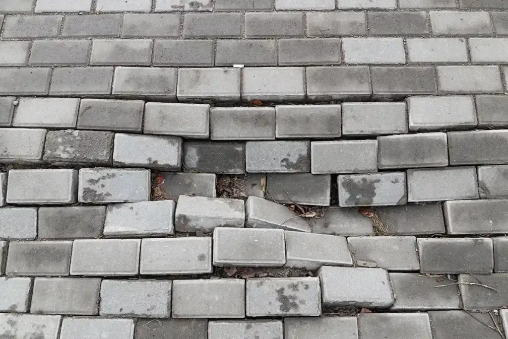Zerstörte Gehwegplatten mit Rissen
